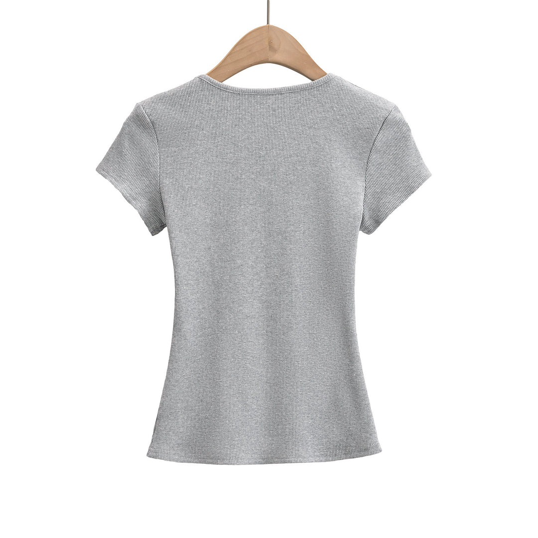 Dame Kortærmet T-Shirt med Knapdetaljer og elegant Rundhalset Stilla
