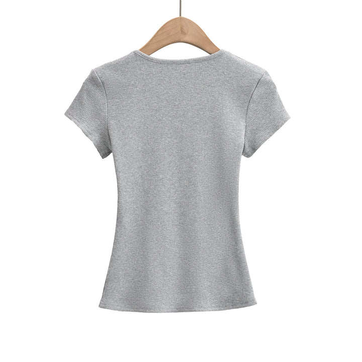 Dame Kortærmet T-Shirt med Knapdetaljer og elegant Rundhalset Stilla