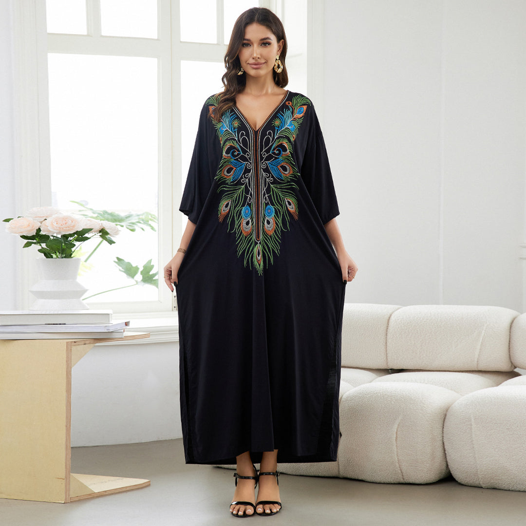 Dame Kaftan med kunstneriske påfuglestikninger og elegant V-udskæring Stilla