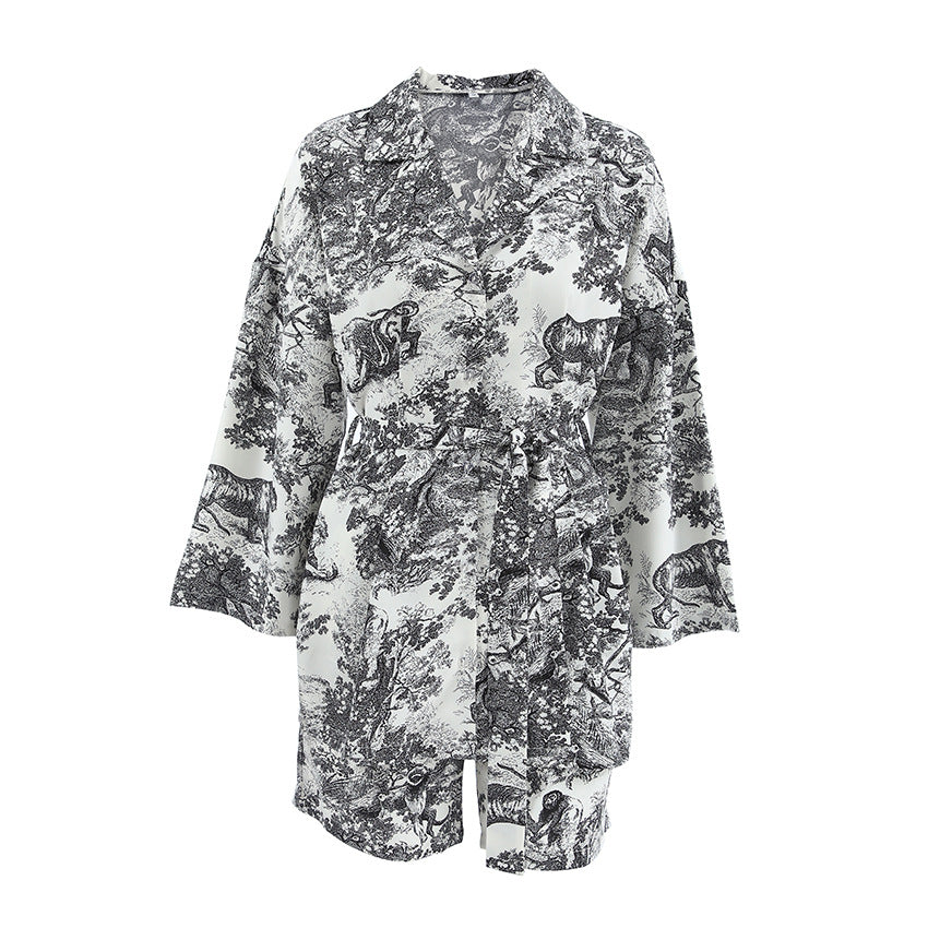 Dame elegant morgenkåbe i klassisk Toile-de-Jouy stil Stilla
