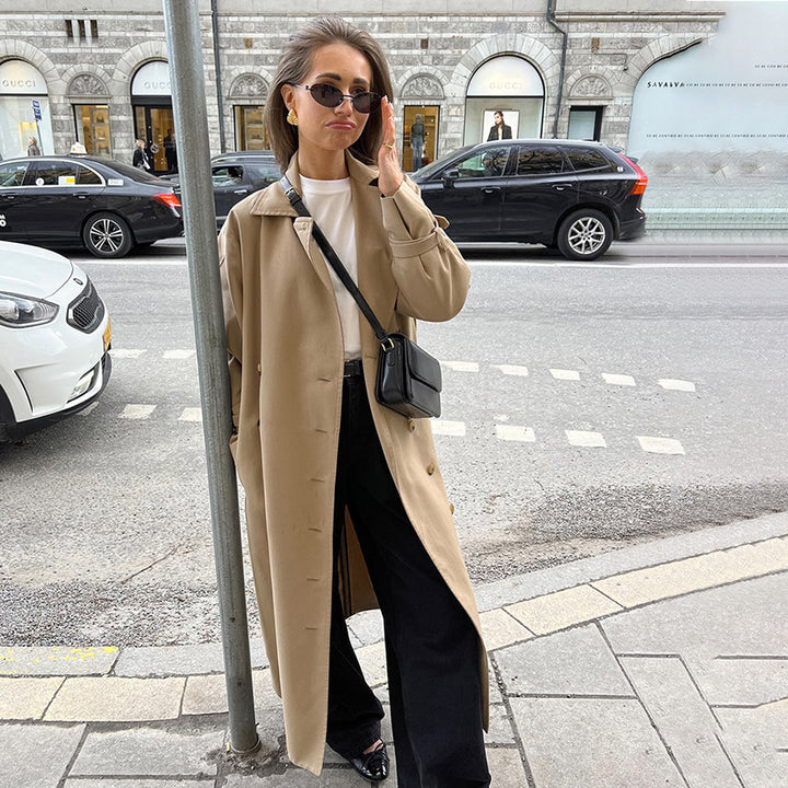 Dame Elegant Oversized-Trenchcoat med moderne snit og dekorative knapdetaljer Stilla