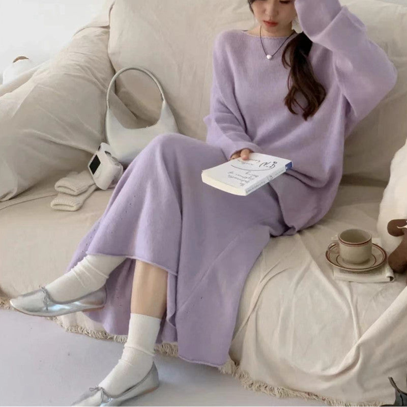 Kvinders strikkjole i et afslappet off-shoulder design med en bred pasform