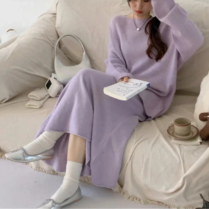 Kvinders strikkjole i et afslappet off-shoulder design med en bred pasform