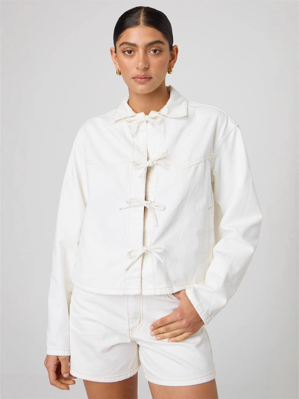 Dame casual jeansjakke med unikt bindebælte og trendy cropped snit Stilla