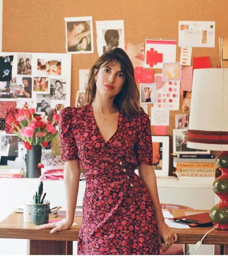 Dame wrap kjole med elegante puffærmer og frisk blomsterdesign Stilla