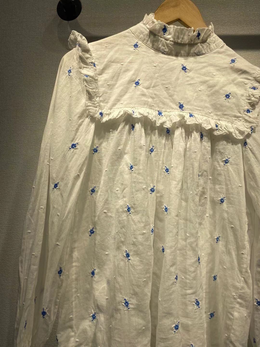 Dame blouse med voluminøse flæsedetaljer og florale broderier Stilla