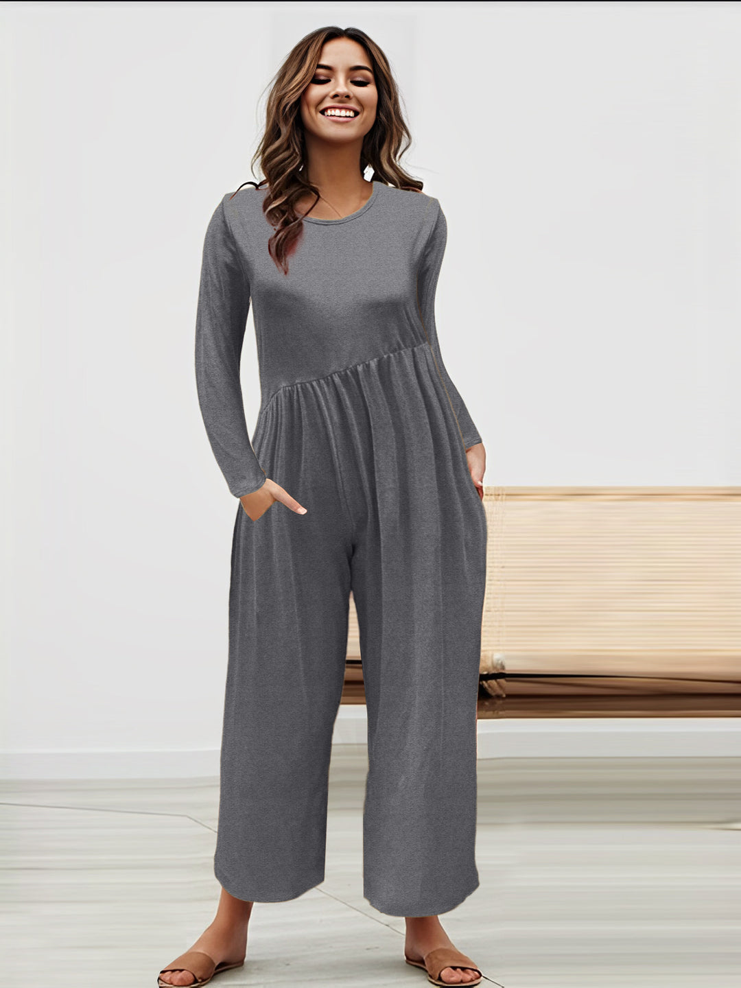 Dame mode jumpsuit med glitrende overdel og vidt skåret ben Stilla