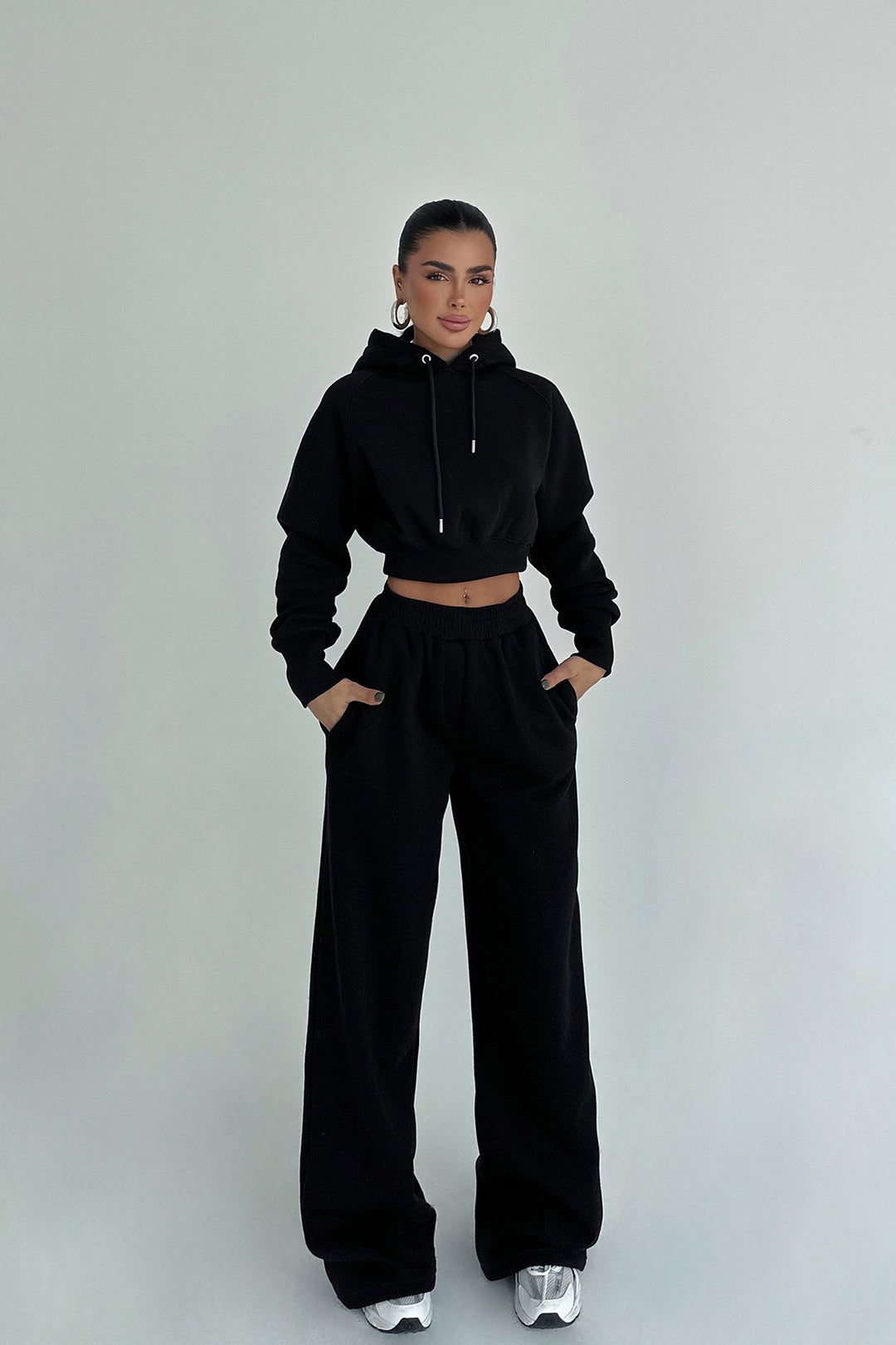 Dame cropped hoodie og løse joggebukser i afslappet design Skovae