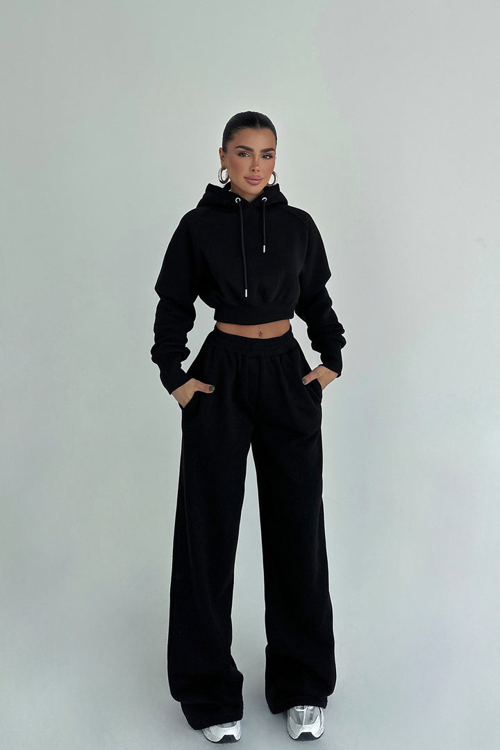 Dame cropped hoodie og løse joggebukser i afslappet design Skovae