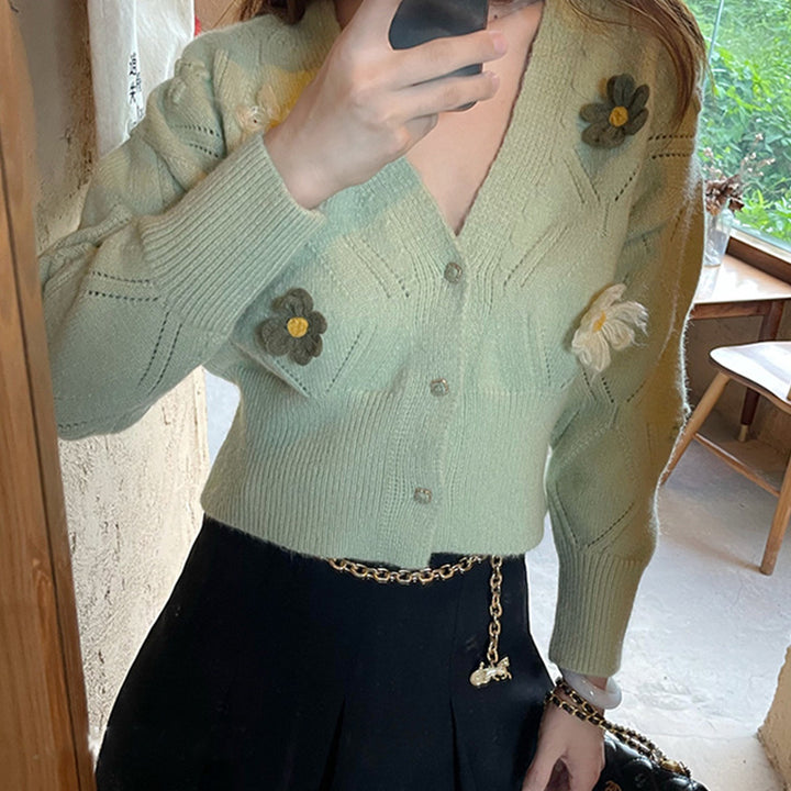 Dame cardigan med blomsterapplikationer og elegant V-hals Stilla