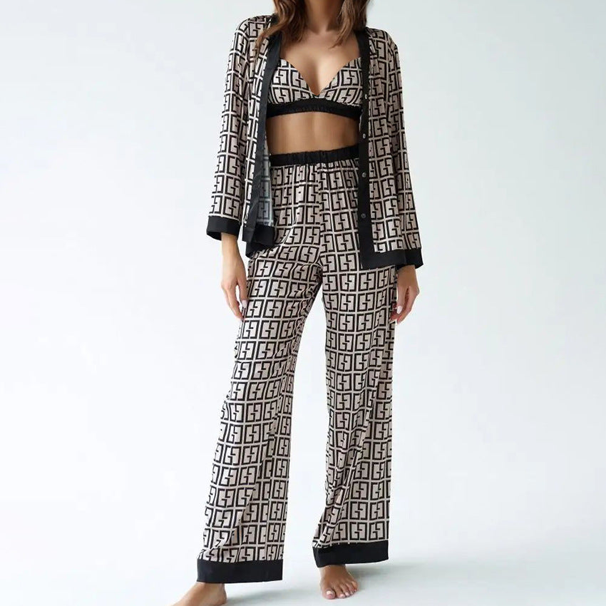 Dame Pyjamasæt i høj kvalitet satin med moderne blokmønster og elegante detaljer Stilla