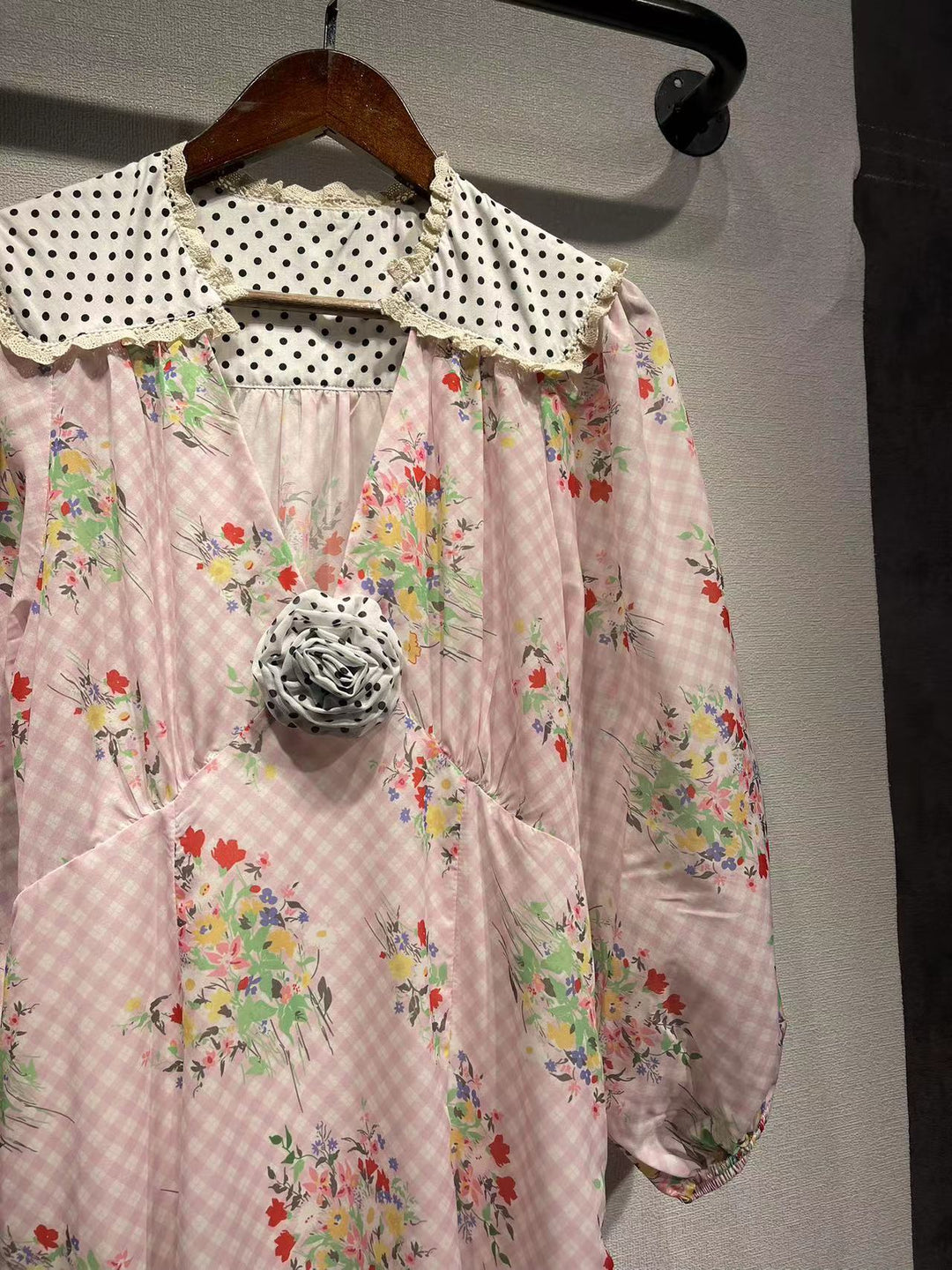Dame maxikjole med fine blomster mønstre og elegant V-udskæring Stilla