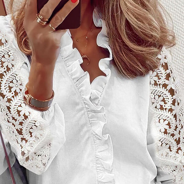 Kvinders elegante bluse med ruffle detaljer og blonde ærmer Skovae