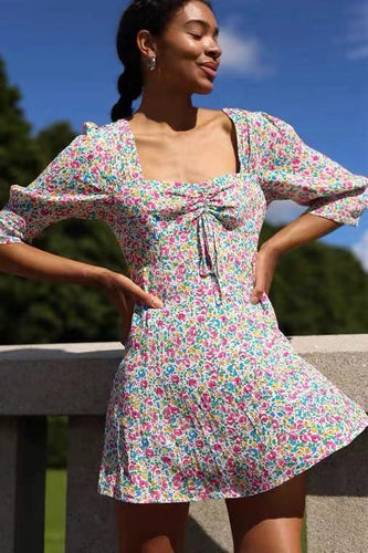 Dame Midi-kjole med blomster-ruffledetaljer og smart V-hals Stilla