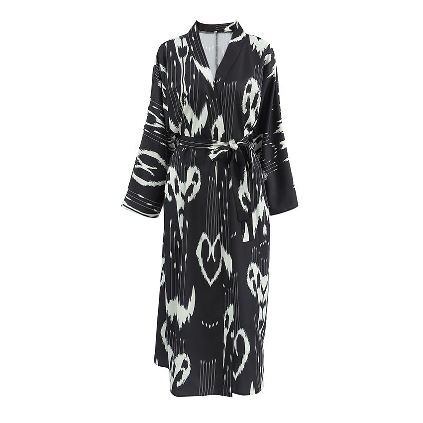 Dame Kimono-kåbe med elegant mønster og dyb slids Stilla