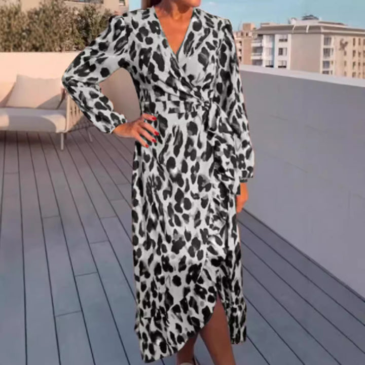 Dame viklemaksikjole med voluminøse ærmer og moderne leopardmønster Stilla