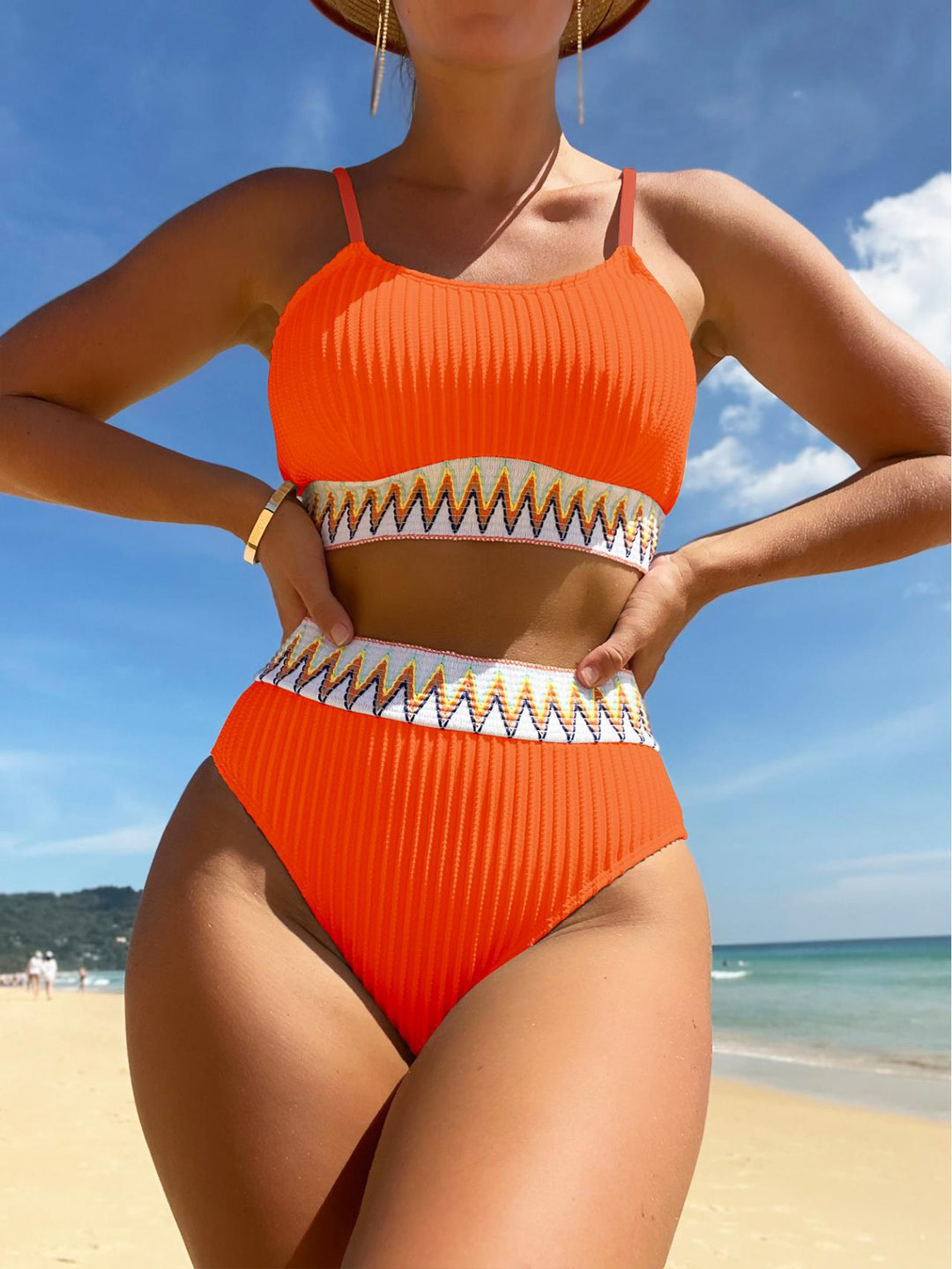 Dame højtaljet bikini med fashionable ribdetaljer og farverig accent Stilla
