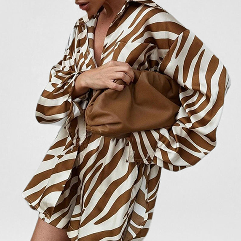 Kvinders oversized skjorte med zebrastriber og korte ærmer Stilla