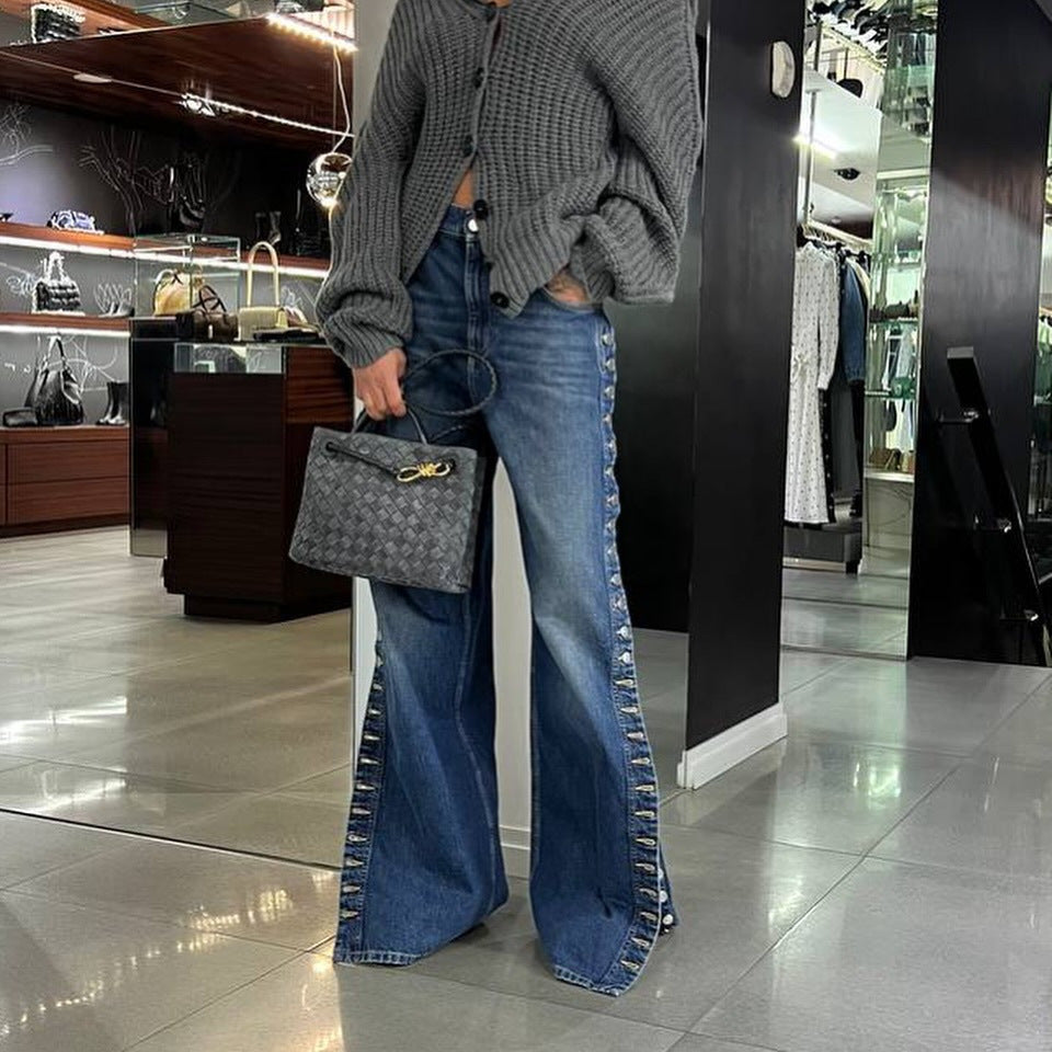 Kvindernes brede jeans med knapdekorerede splitter Stilla