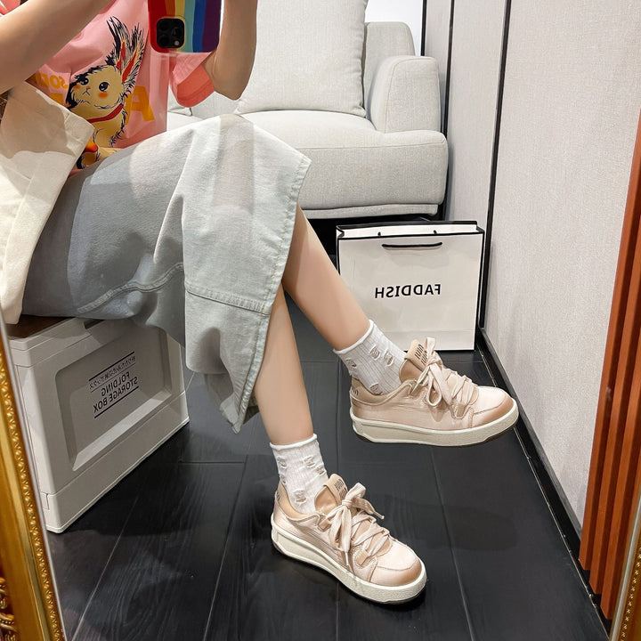 Dame Sneakers med skinnende satin-overdel og innovativt snøresystem Stilla