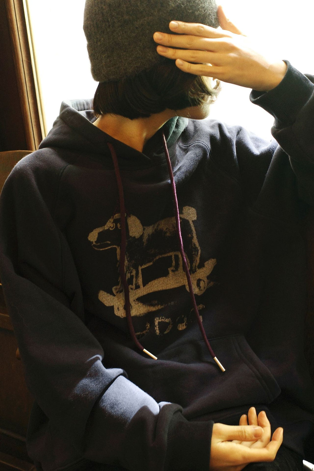 Dame hætte sweatshirt med trendy dyremotiv og praktiske kængurulommer Stilla