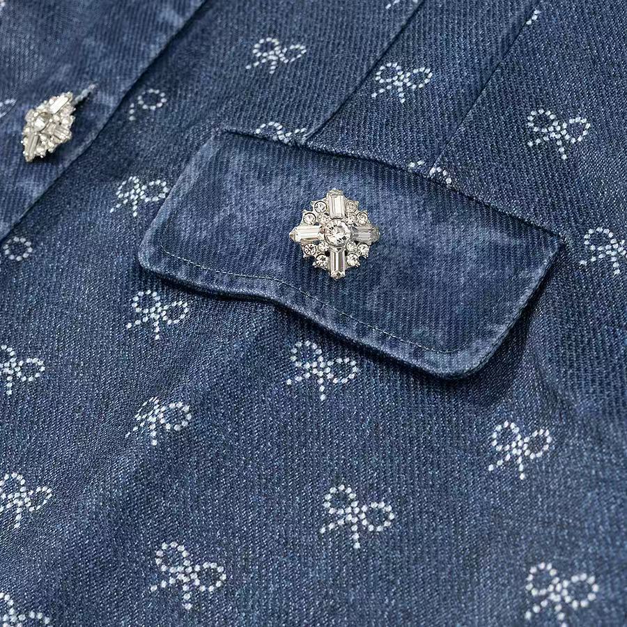 Dame jeanskjole med elegante knapdetaljer og blomster mønster Stilla