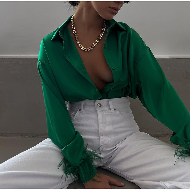 Damebluse med farverige fjer og elegant snit Skovae