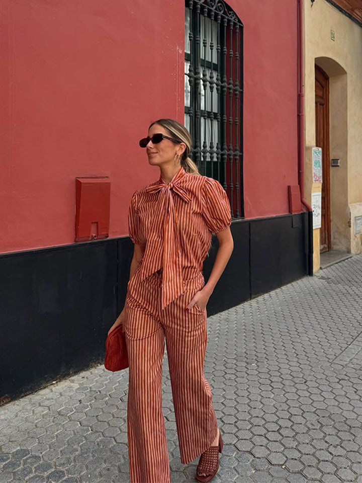 Dame stribet jumpsuit med sjalkrave og vide ben Stilla