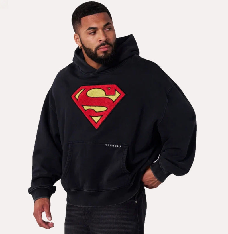 Herrer nan let gennemskåret hættepullover med markant Comic‑S‑logo kængurulomme og vasket look Skovae