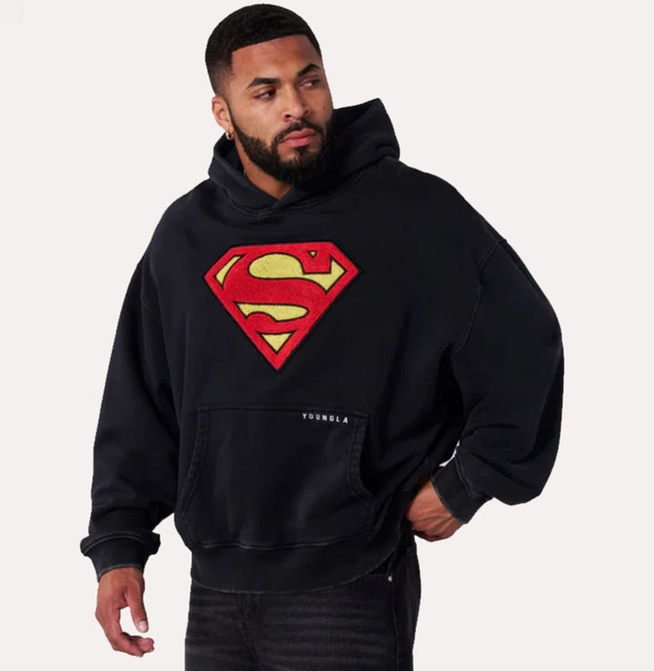 Herrer nan let gennemskåret hættepullover med markant Comic‑S‑logo kængurulomme og vasket look Skovae