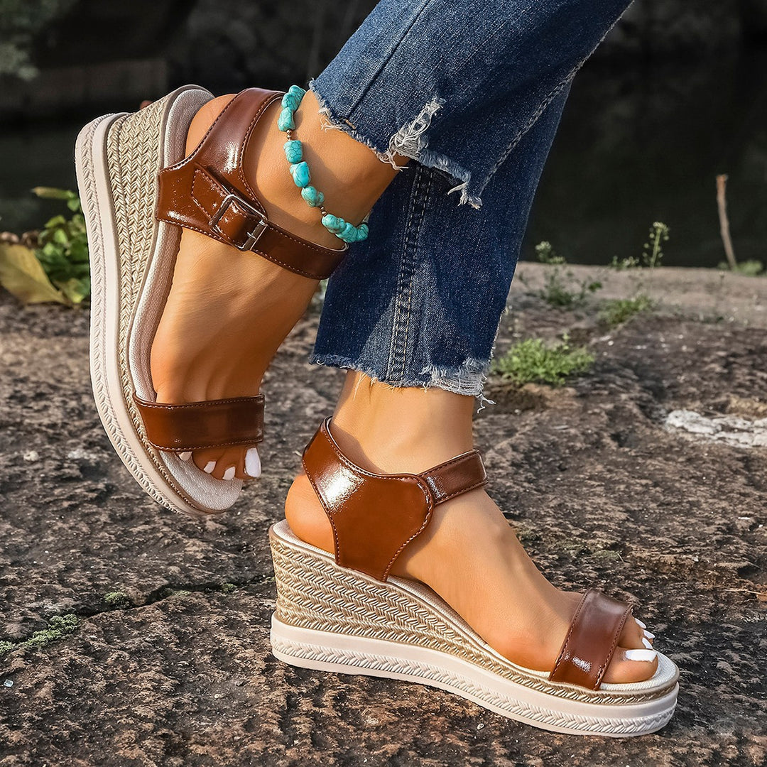 Dame platform-sandaler med moderne dobbeltrem-design og polstret sål Stilla