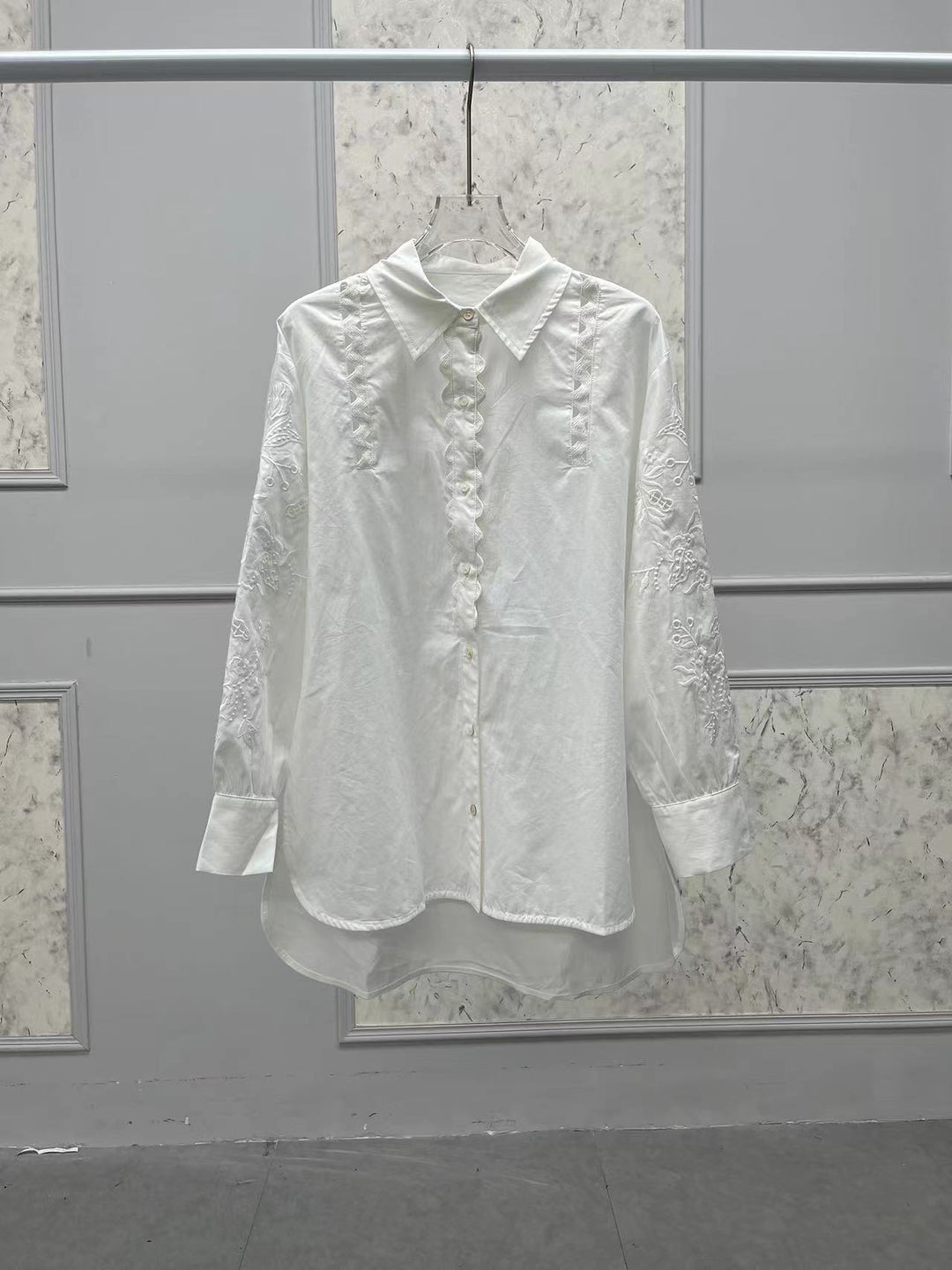 Damebluse med romantiske spidsede detaljer og elegante elementer Stilla