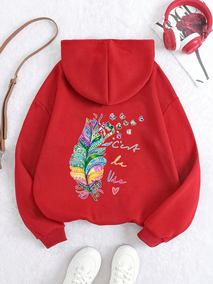 Kvinders casual hoodie med farverigt fjerdesign og inspirerende tekst Stilla