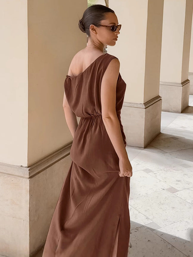 Dame maxikjole med asymmetrisk snit og elegant draperingsdesign Stilla