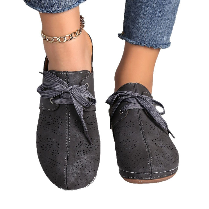 Dame sneakers med elegant snørering og åndbar perforering Stilla