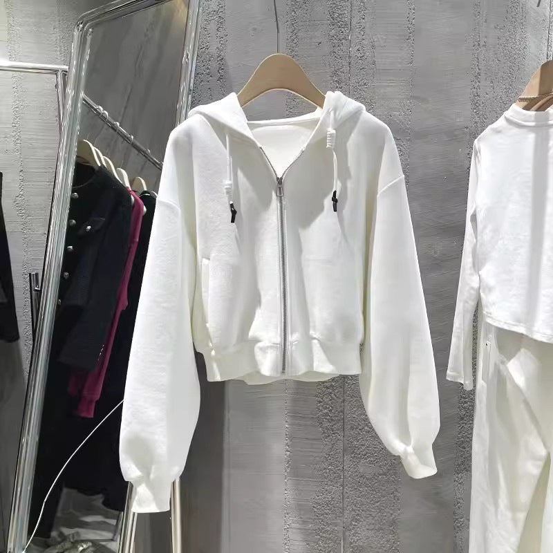Kvinders cropped hoodie med en afslappet pasform og elastiske manchetter