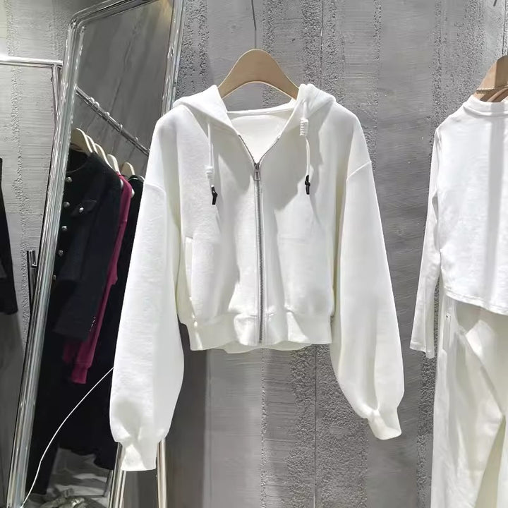Kvinders cropped hoodie med en afslappet pasform og elastiske manchetter