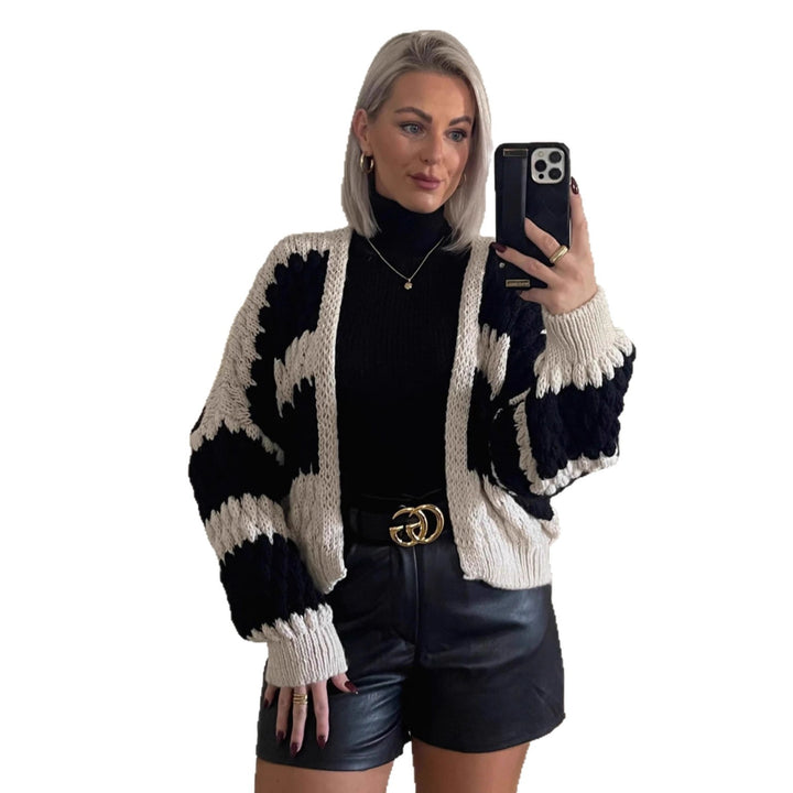 Kvinders afslappede strik cardigan med stort kabelmønster og oversized pasform Stilla