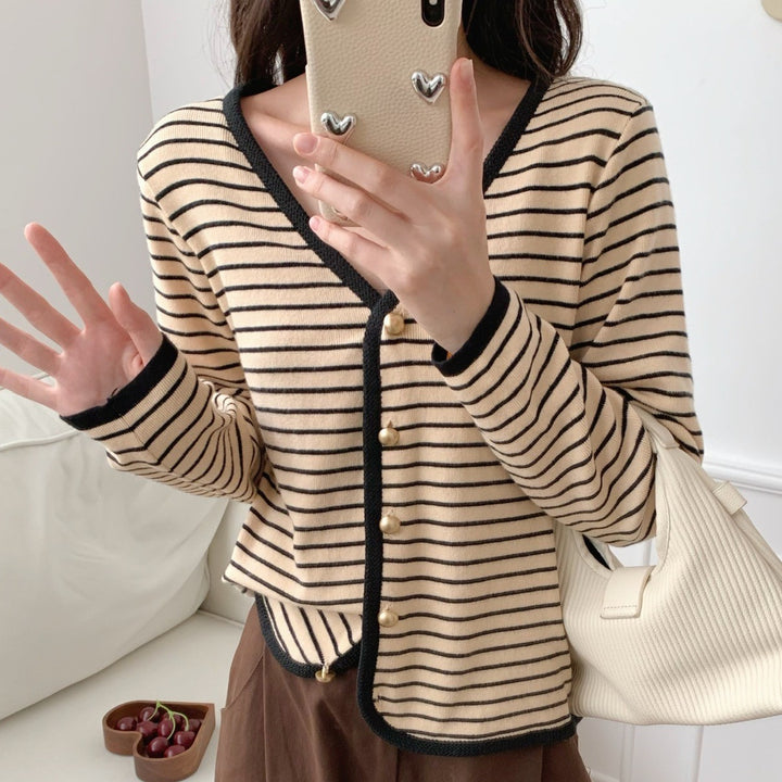 Damer stribet cardigan med elegante knapper og moderne V-hals