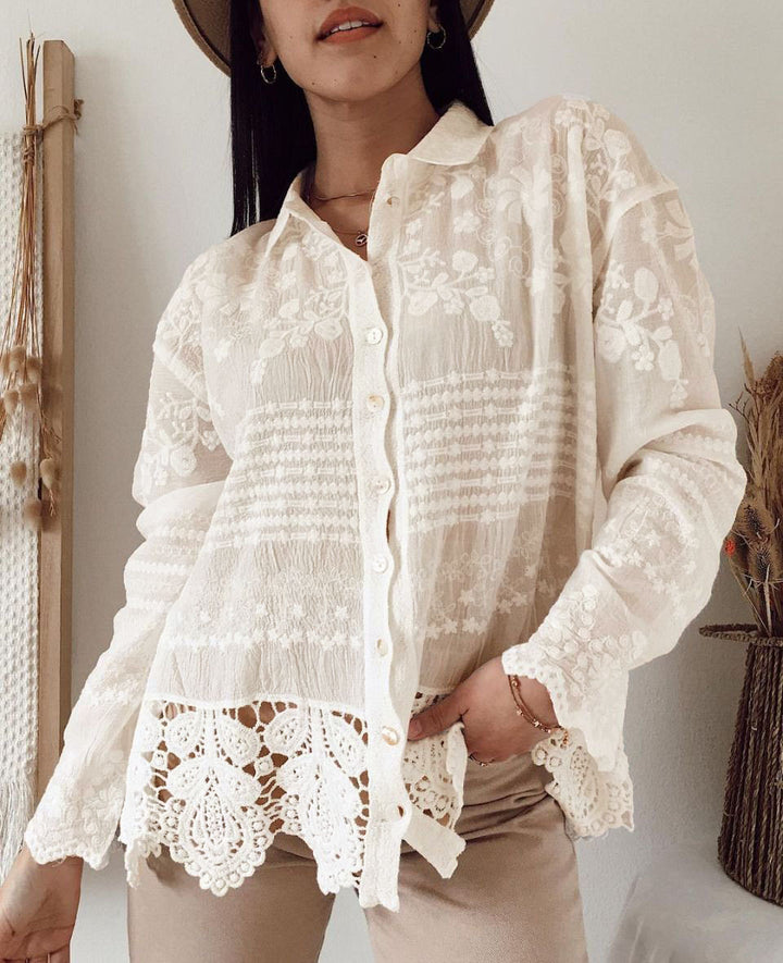 Damebluse med blomsterbroderier og dekorativt mønster Stilla