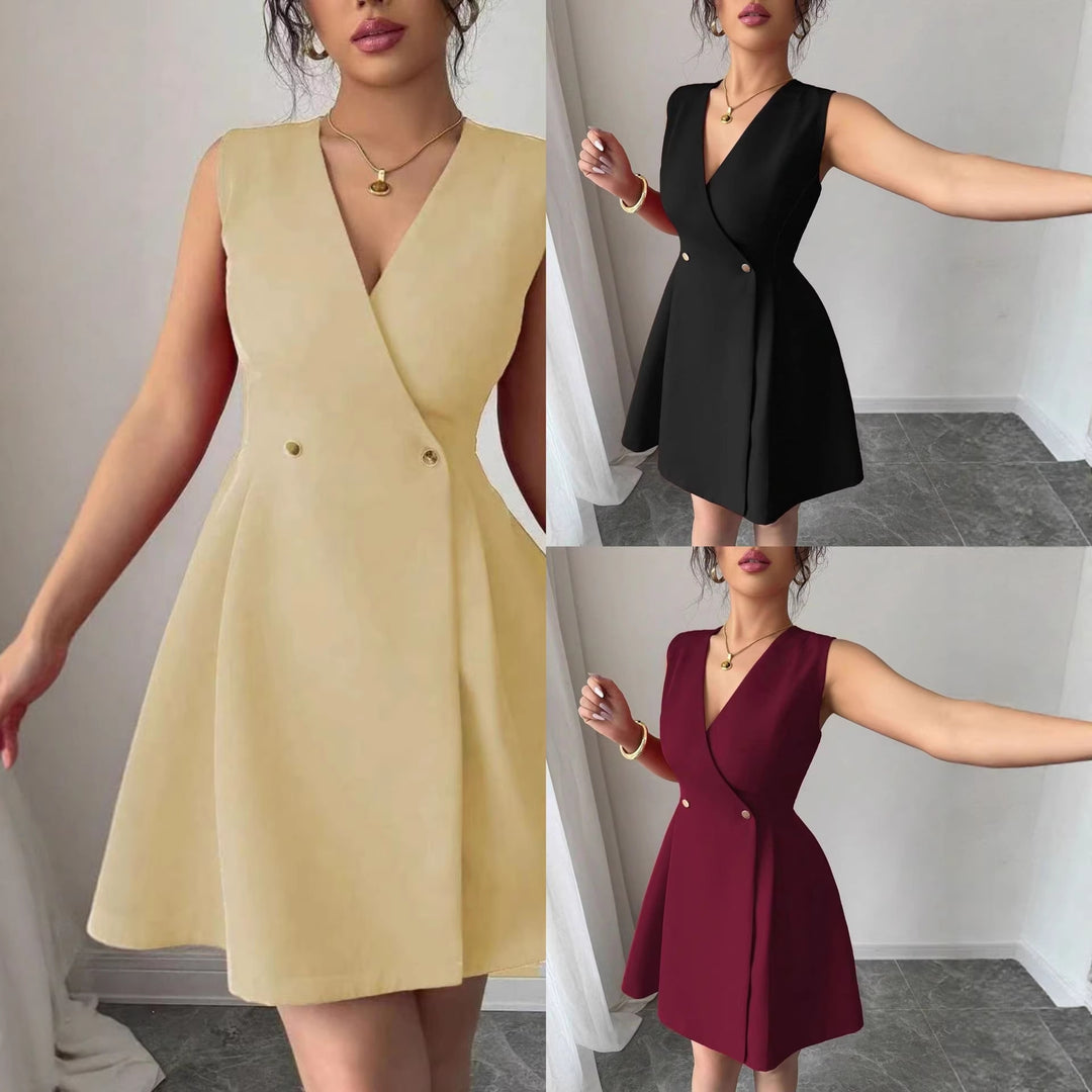 Dame wrap kjole med elegant silhuet og knapdetaljer Skovae