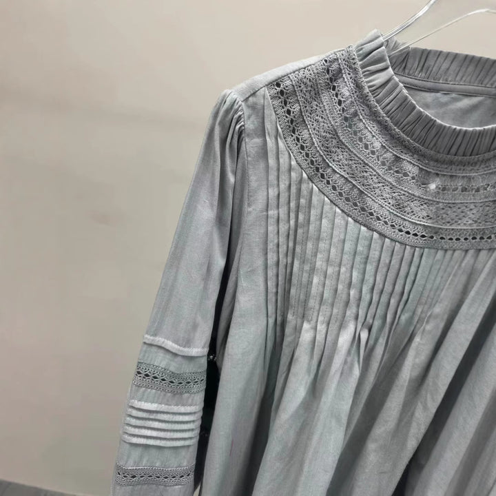 Damebluse med fine folder og dekorative spidsindsatser Stilla