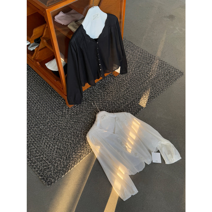 Dameskjorte med fine ruffles detaljer og knapliste Stilla