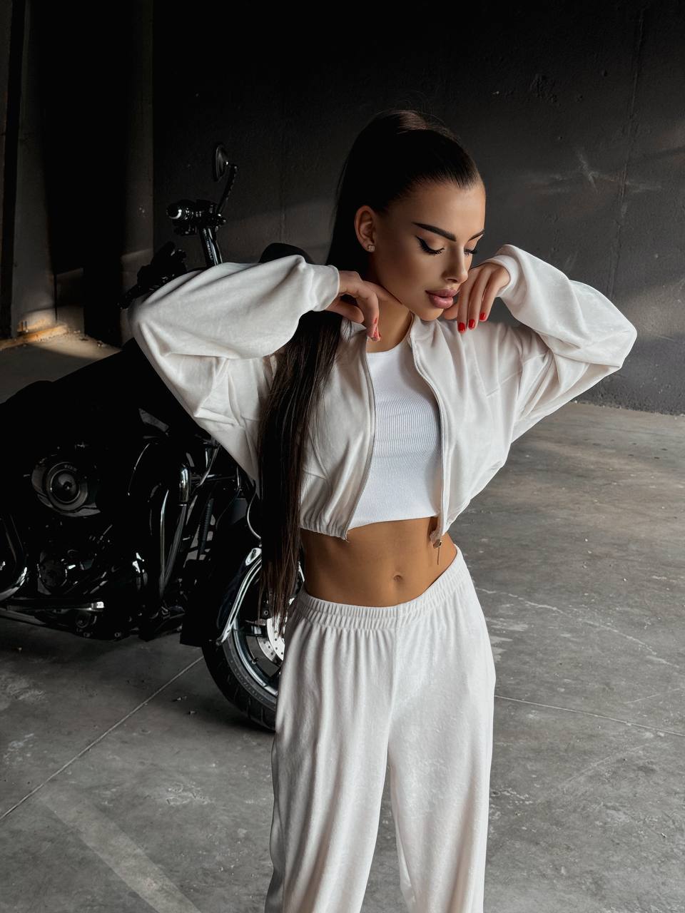 Kvindernes sporty loungewear jakke med lynlås og trendy bredskårne bukser Skovae