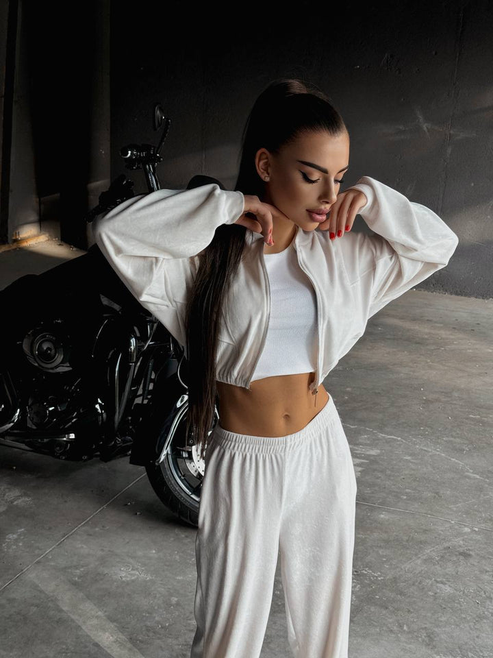 Kvindernes sporty loungewear jakke med lynlås og trendy bredskårne bukser Skovae