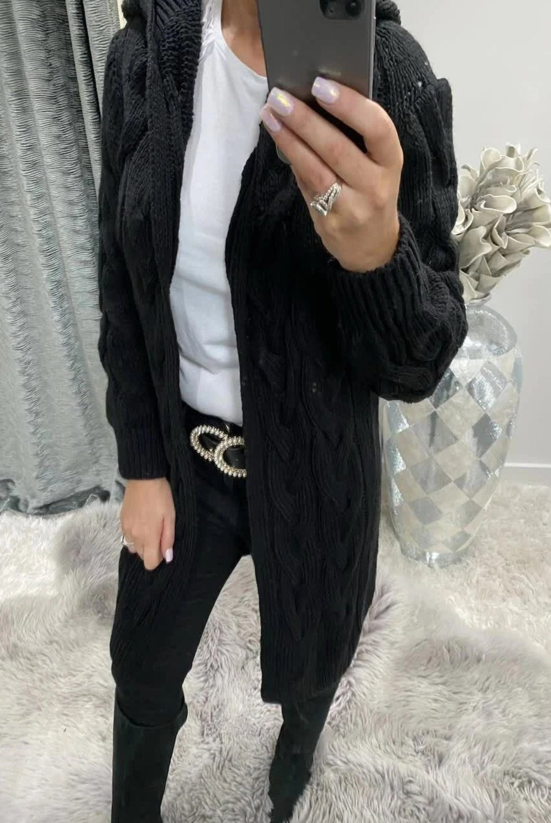 Kvindernes chunky strikket cardigan med nostalgisk cablestruktur og praktiske lommer Stilla