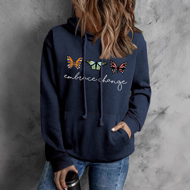 Dame hoodie med inspirerende sommerfuglemotiv og motiverende budskab Stilla
