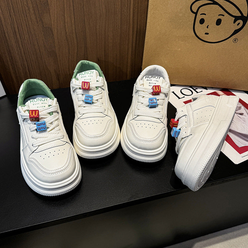 Dame Sneakers i urbane stil med farverig snørresystem og dæmpende sål Stilla