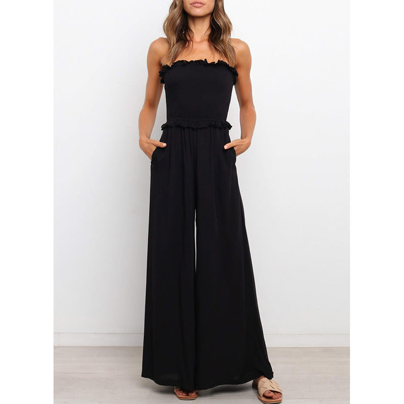 Dame bærer løs jumpsuit med bred ben og flæse kant Stilla
