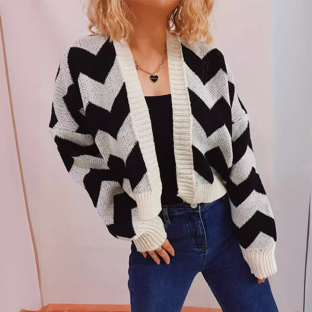 Kvindernes fashionable cardigan med chevron mønster og brede ærmer Stilla
